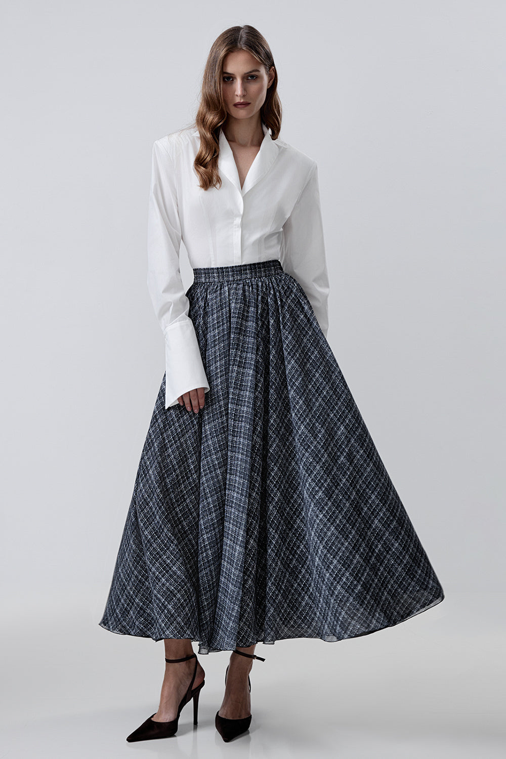 Cropped shirt with an accentuated waist