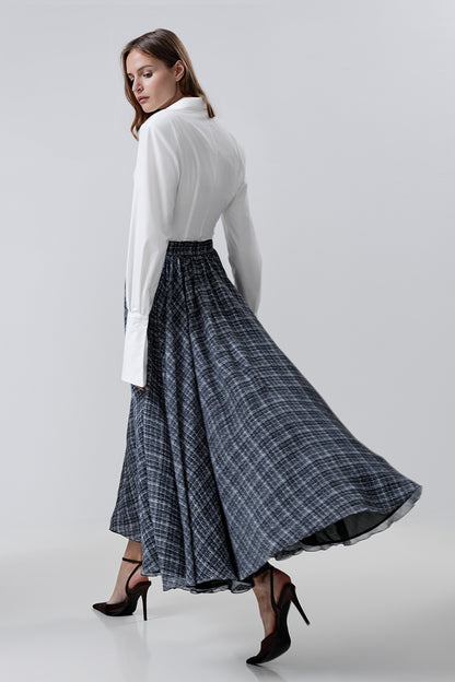 Cropped shirt with an accentuated waist