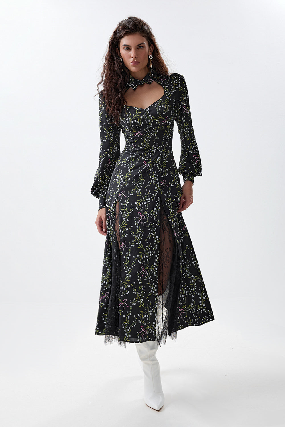 Dress with a lace insert and a sweetheart neckline