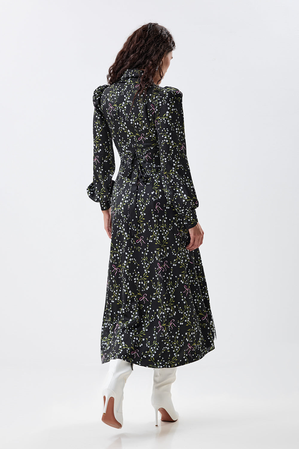 Dress with a lace insert and a sweetheart neckline