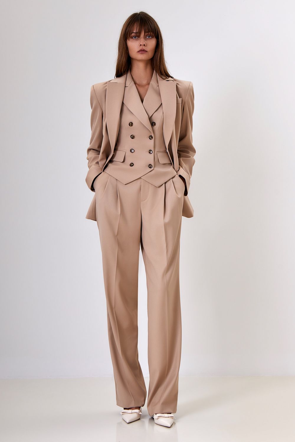 Loose-fitting trousers