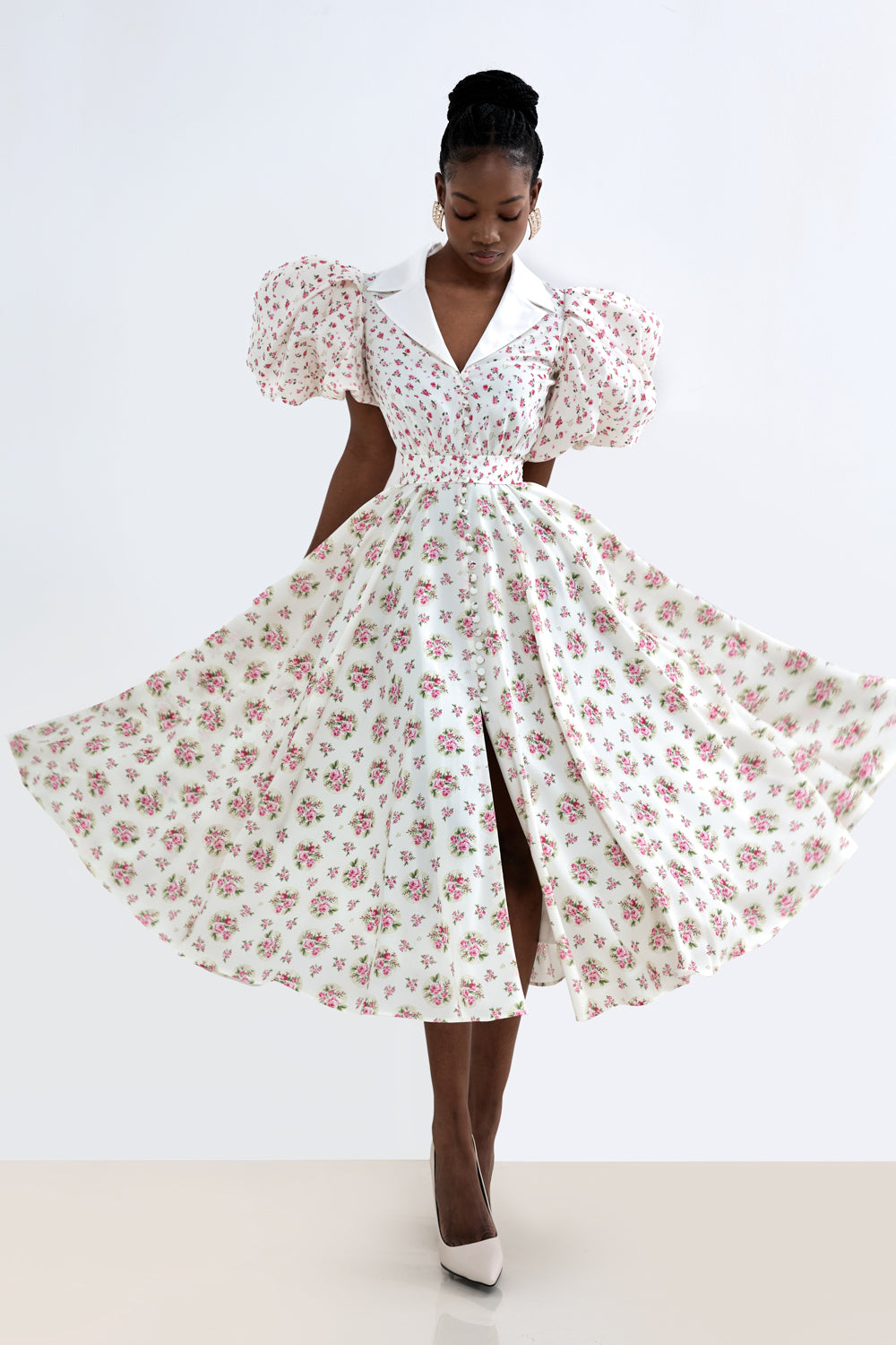Dress with a satin collar