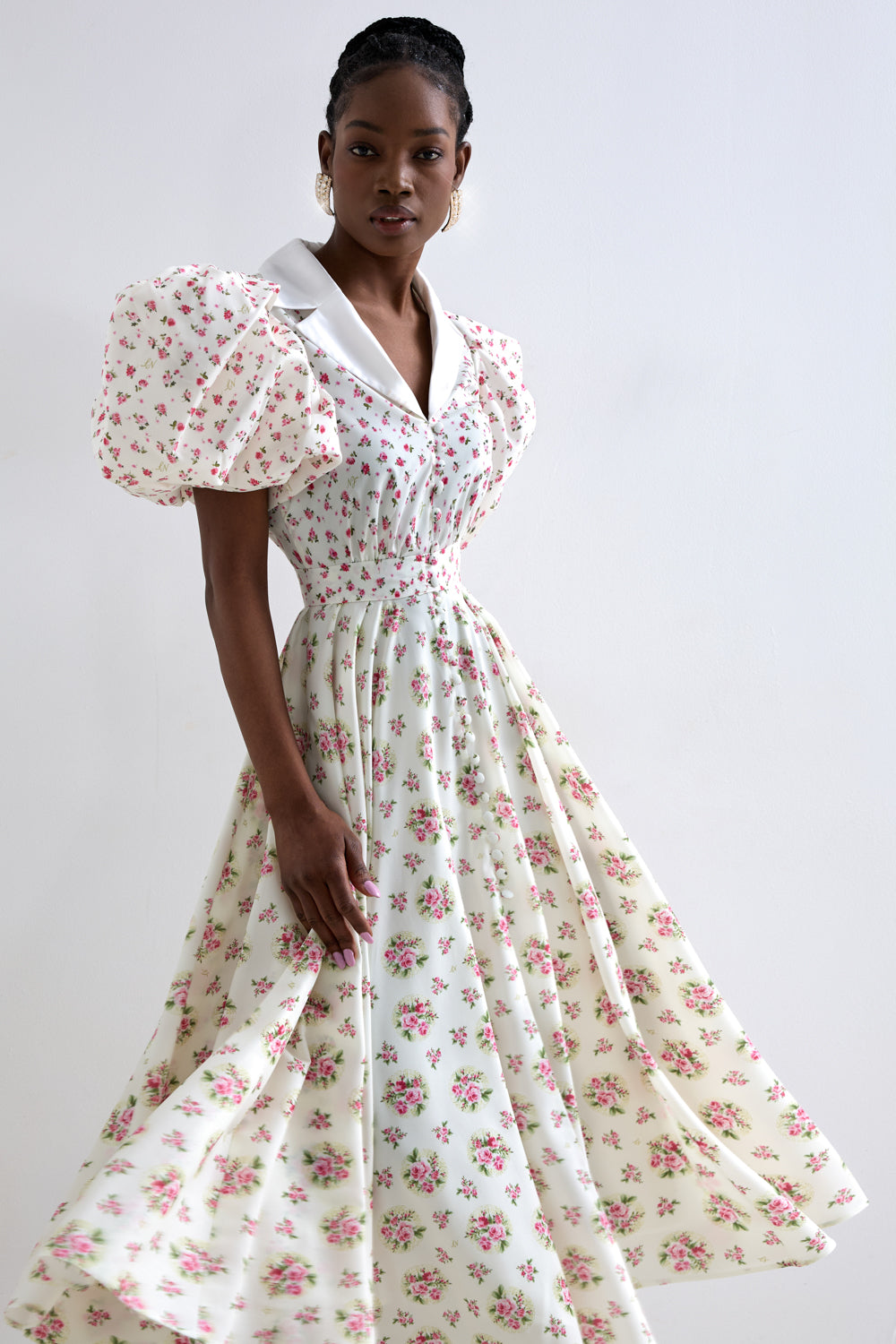 Dress with a satin collar