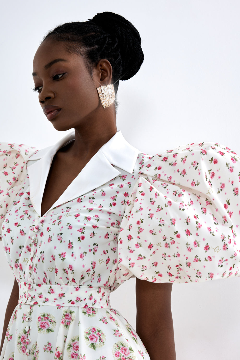 Dress with a satin collar