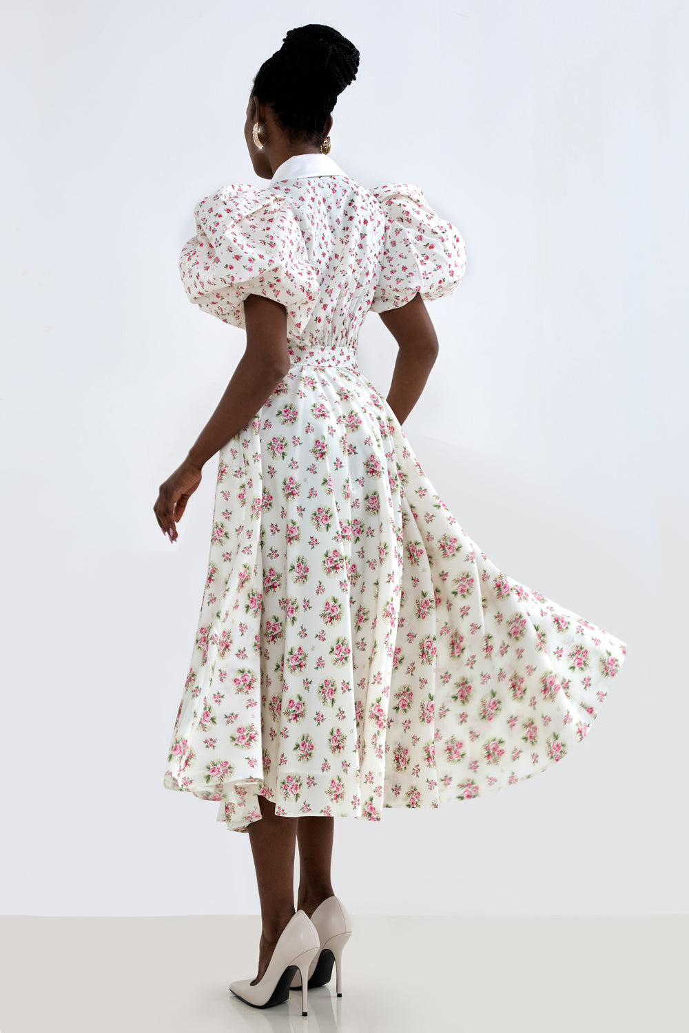 Dress with a satin collar