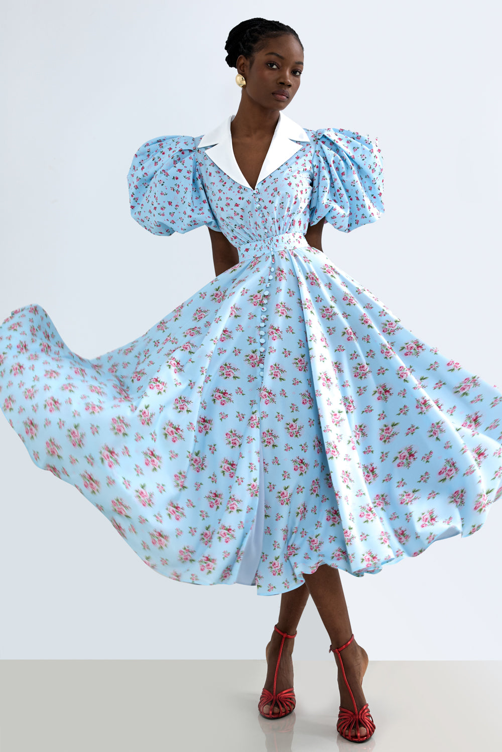Dress with a satin collar