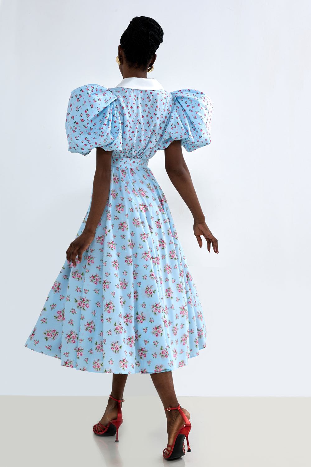 Dress with a satin collar