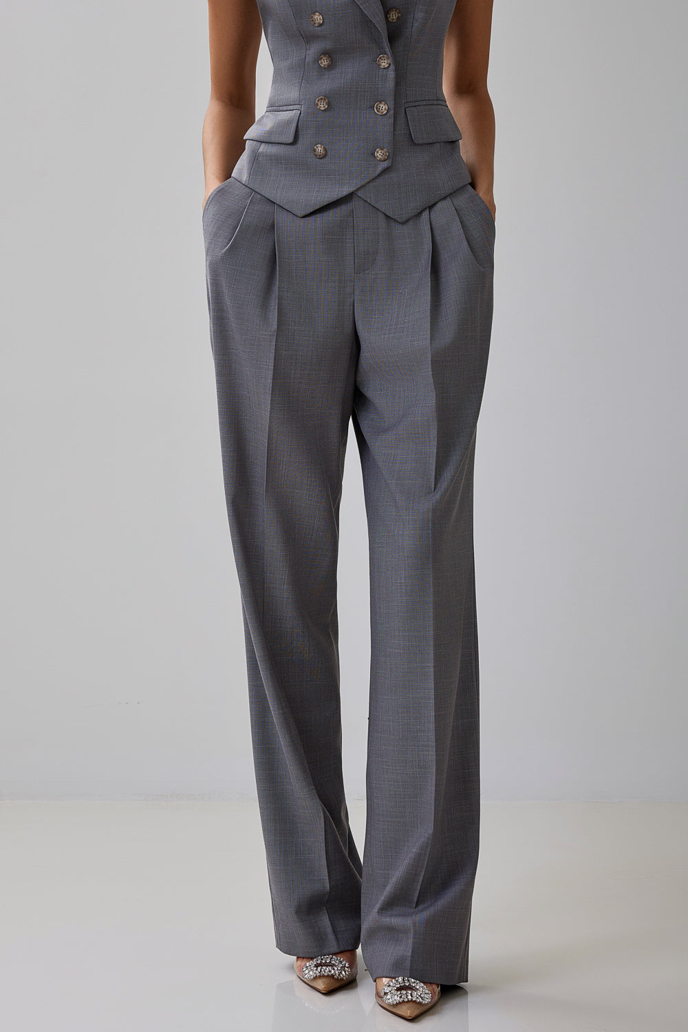 Loose-fitting trousers