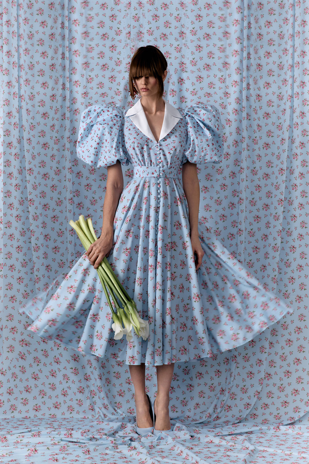 Dress with a satin collar
