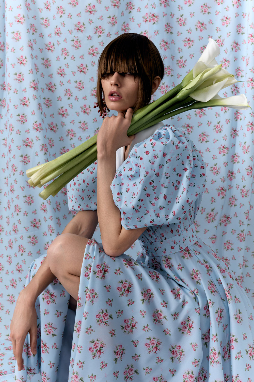 Dress with a satin collar