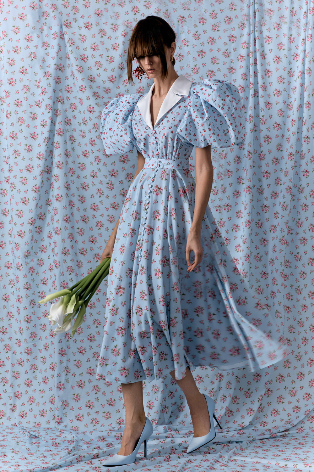 Dress with a satin collar