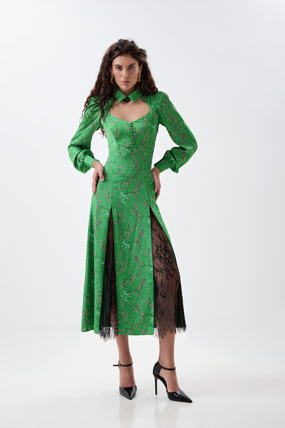 Dress with a lace insert and a sweetheart neckline