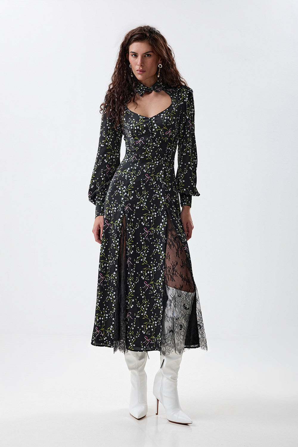 Dress with a lace insert and a sweetheart neckline