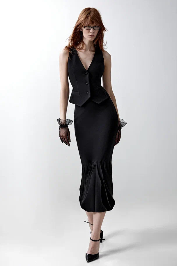Fitted vest with a V-neck