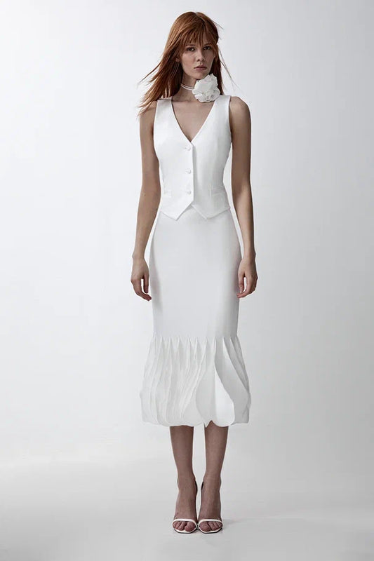 Fitted vest with a V-neck