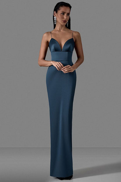 Form-fitting dress with slender shoulder straps