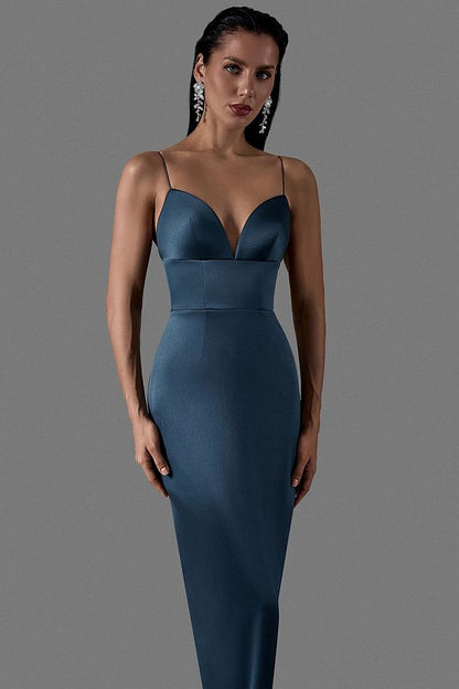 Form-fitting dress with slender shoulder straps