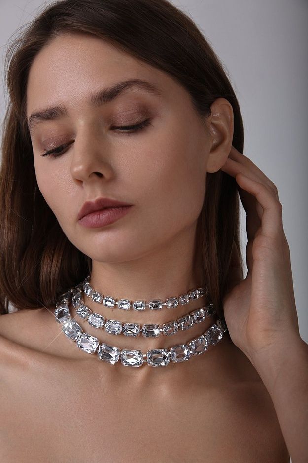 CHOKER krupnye kamni 3 ryada