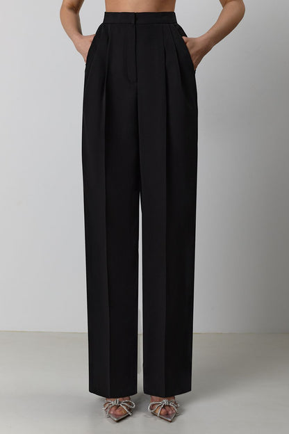 Loose-fitting trousers