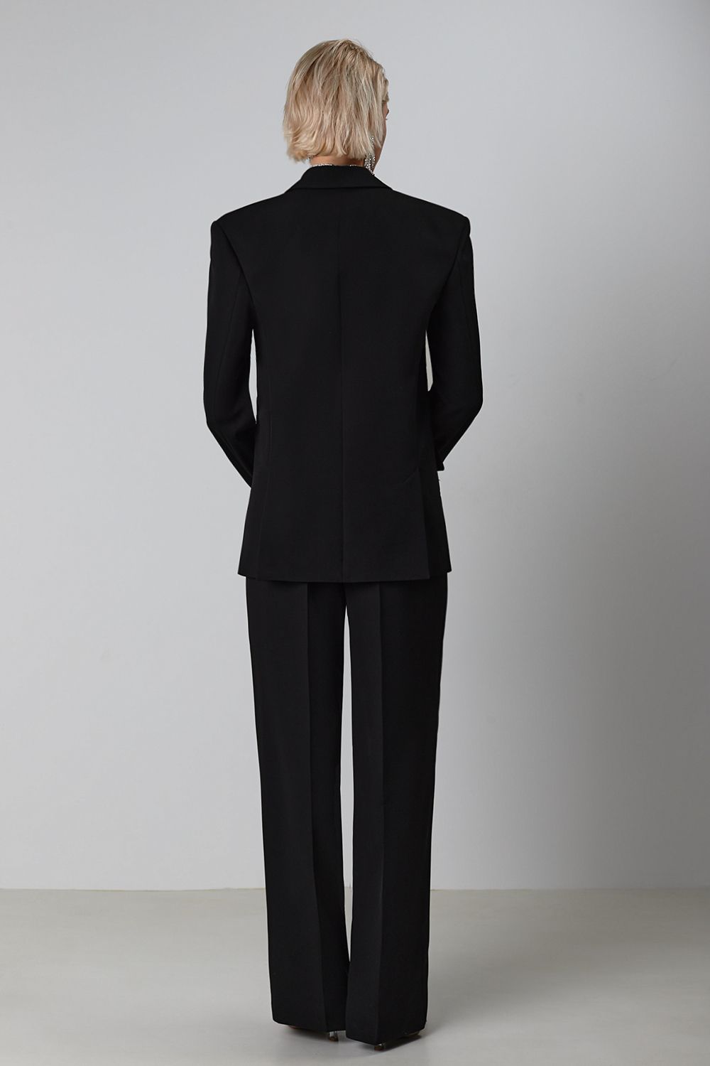 Loose-fitting trousers