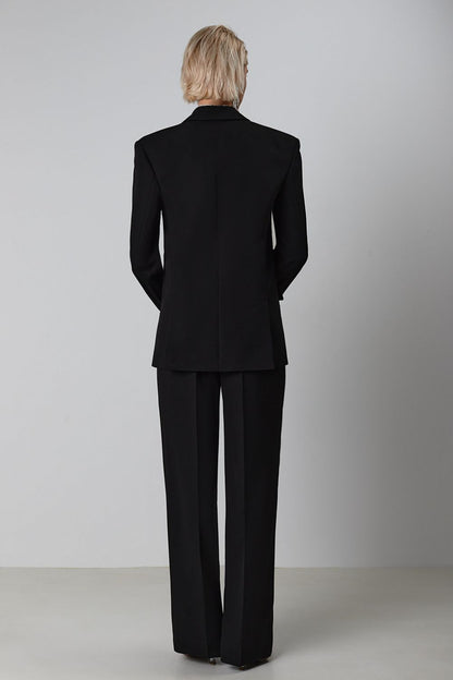 Loose-fitting trousers